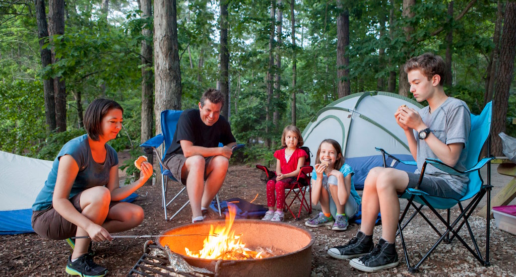 Camping mit Familie im Wald am Zeltplatz