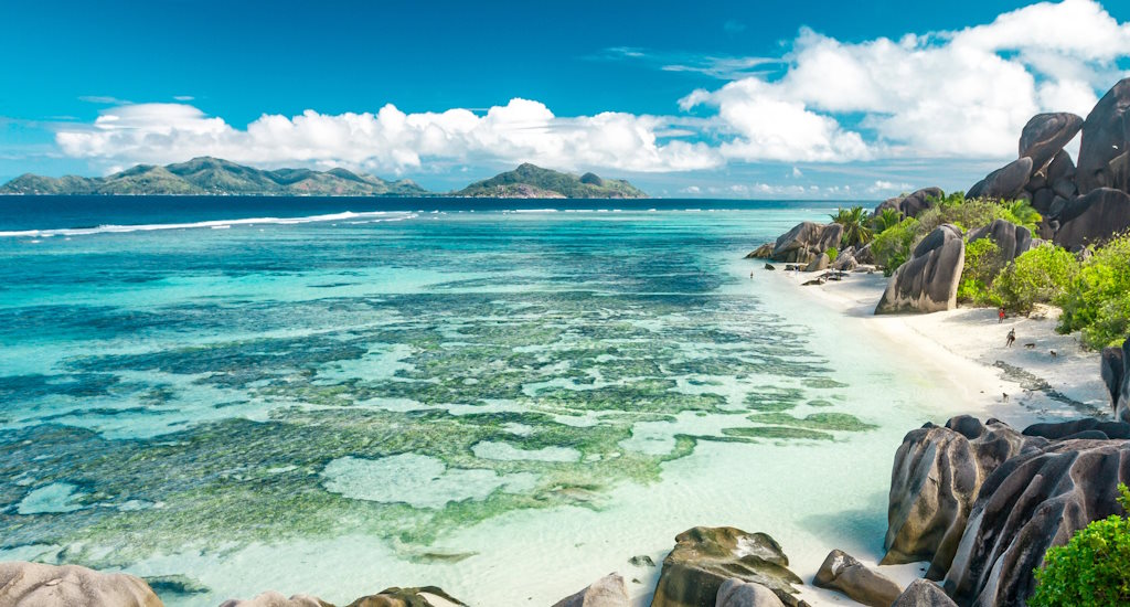 Packliste Seychellen Titelbild am Strand türkises Meer