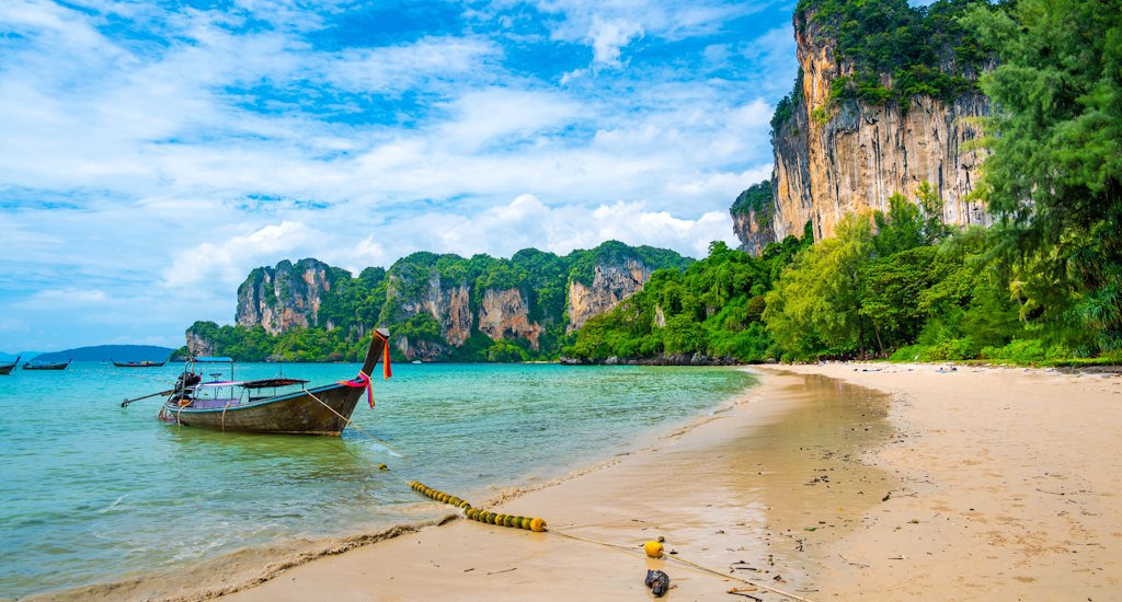 Thailand Packliste Beitragsbild - Boot am Strand in Krabi